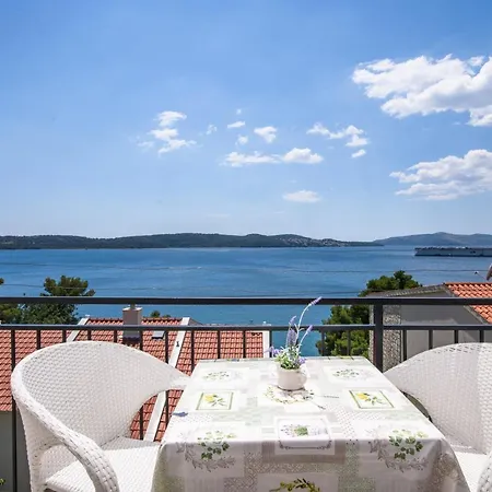 Mastelic With Pool Next To The Appartement