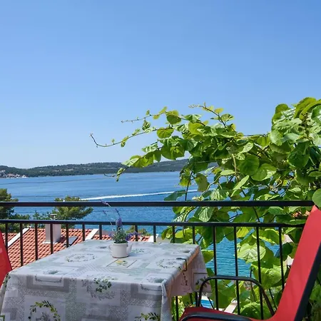 Apartment Mastelic With Pool Next To The Trogir