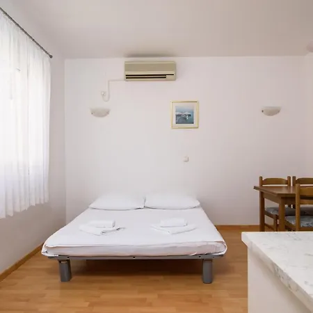 Mastelic With Pool Next To The Trogir