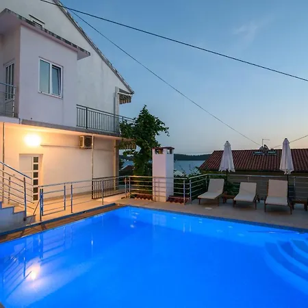 Mastelic With Pool Next To The * טרוגיר