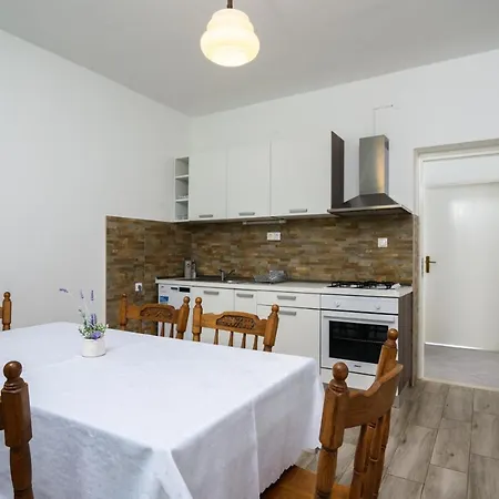 Mastelic With Pool Next To The Appartement Trogir