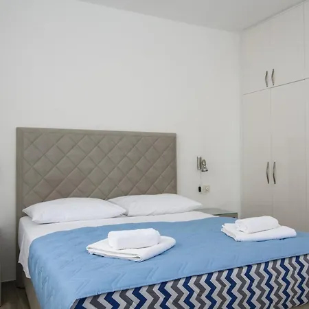 Apartamento Mastelic With Pool Next To The