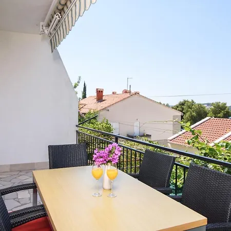 Mastelic With Pool Next To The Apartamento *