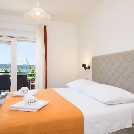 Apartment Mastelic With Pool Next To The Trogir