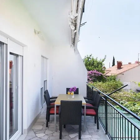 Apartment Mastelic With Pool Next To The Trogir