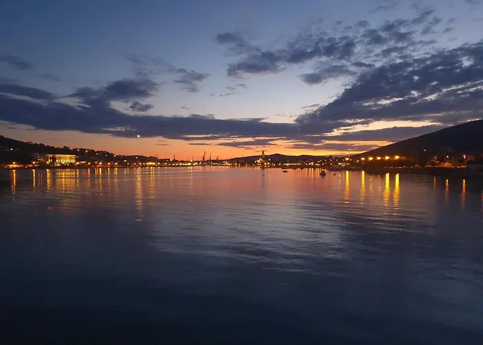 Mastelic With Pool Next To The Τρογκίρ