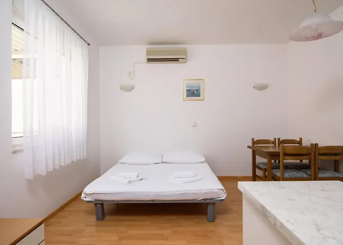 Mastelic With Pool Next To The Trogir