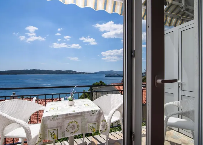 Mastelic With Pool Next To The * Τρογκίρ