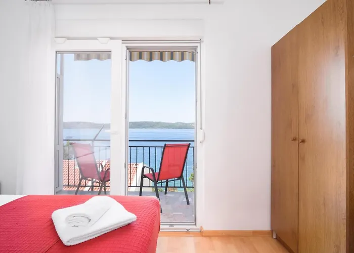 Mastelic With Pool Next To The Lägenhet Trogir