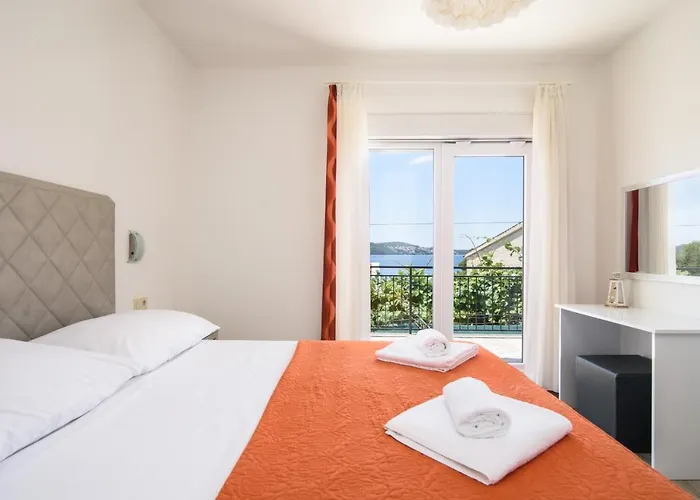 Mastelic With Pool Next To The * Τρογκίρ