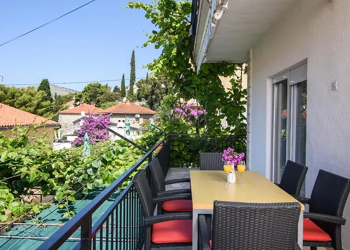 Mastelic With Pool Next To The Trogir