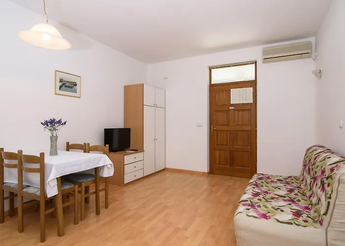 Mastelic With Pool Next To The * Τρογκίρ