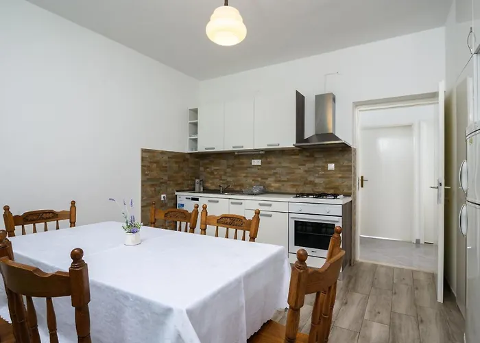 Mastelic With Pool Next To The Lägenhet Trogir