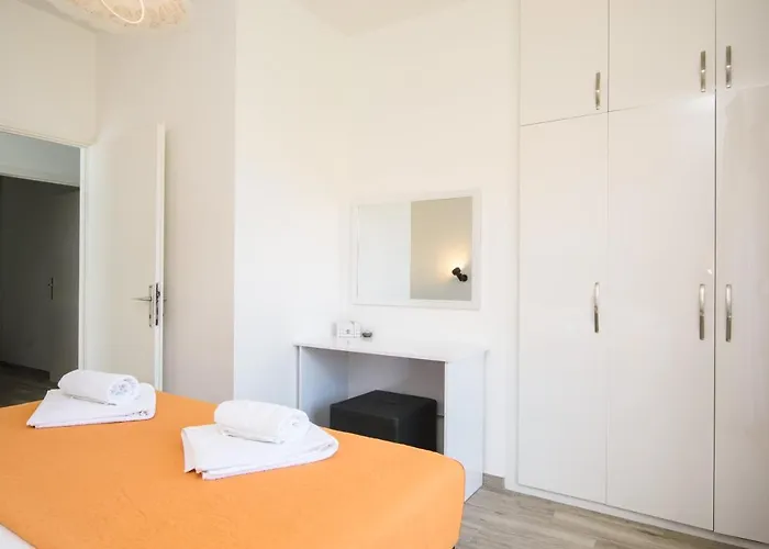 Mastelic With Pool Next To The Trogir