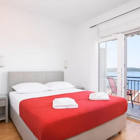 Mastelic With Pool Next To The Apartment