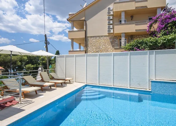 Mastelic With Pool Next To The * טרוגיר