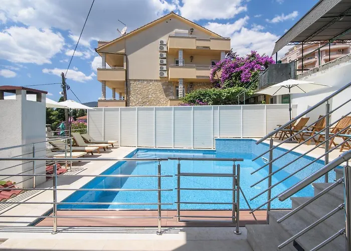 Mastelic With Pool Next To The טרוגיר
