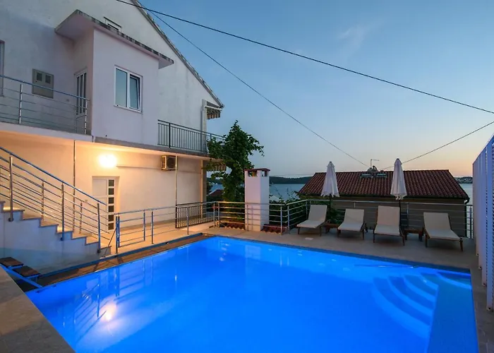 Mastelic With Pool Next To The * טרוגיר